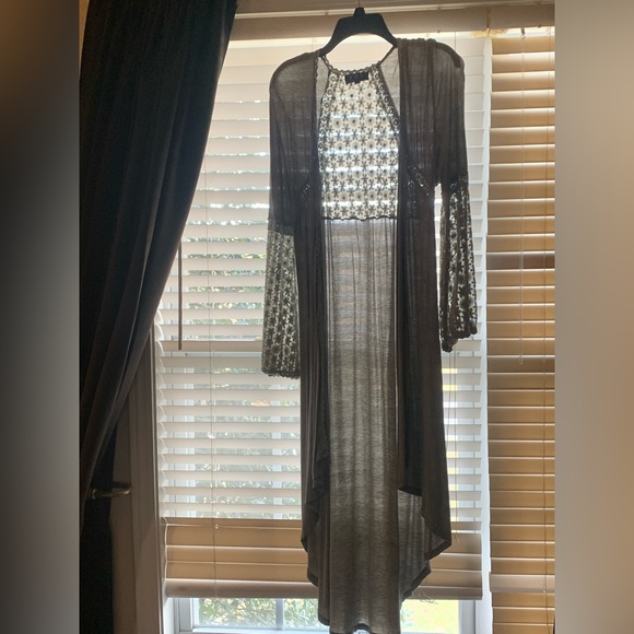 POL crocheted quarter length shawl. - Picture 3 of 9